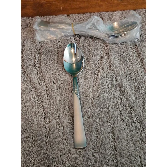 New Corelle 45 Piece Flatware Set in Frost with Hostess Set - Picture 5 of 8